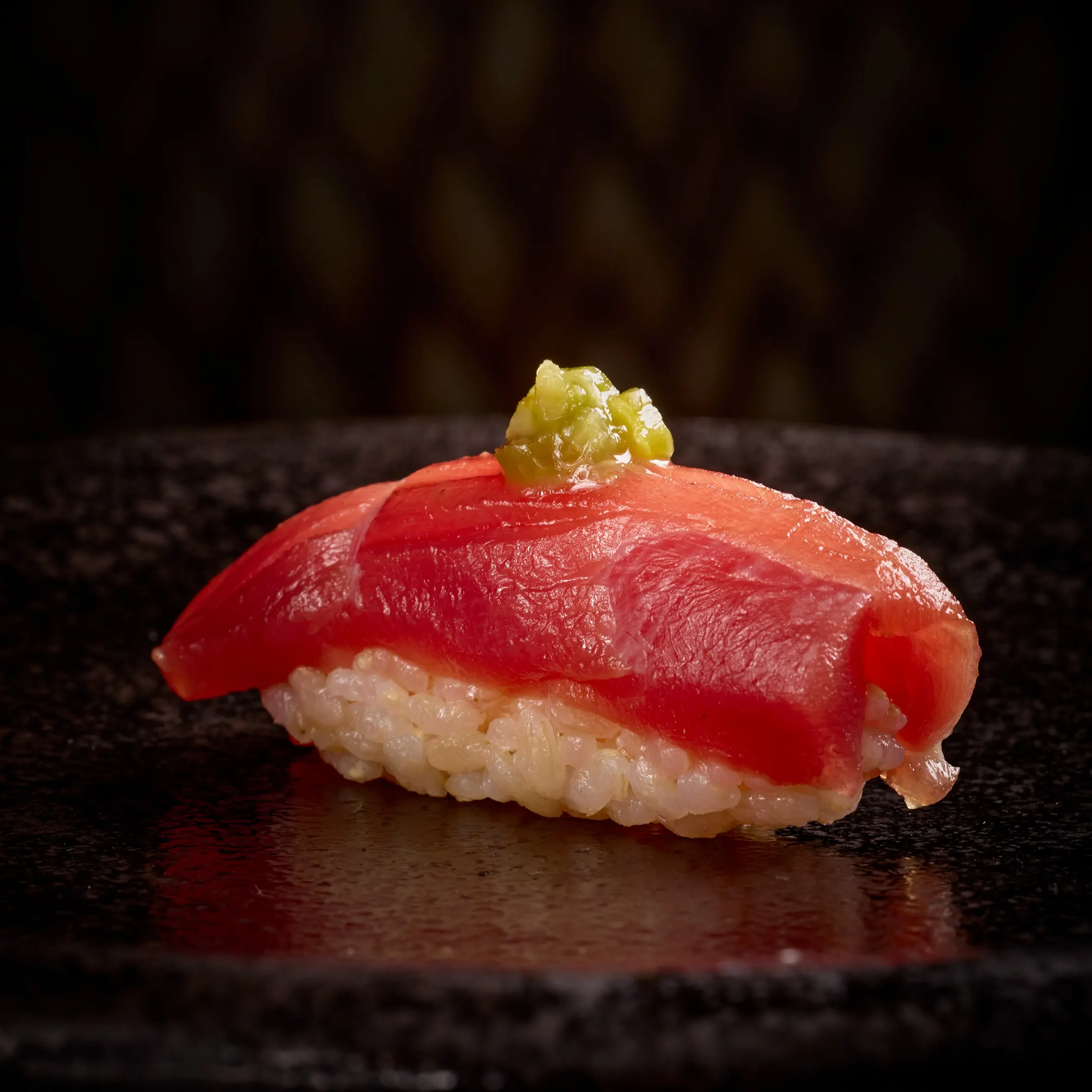 Salvaje Velázquez fusiona la alta cocina japonesa con un toque vibrante y creativo, ofreciendo piezas únicas como su nigiri de atún con wasabi fresco.