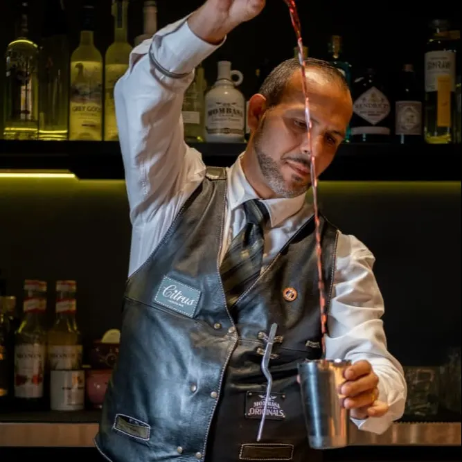 Bartender sirviendo Cóctel con precisión