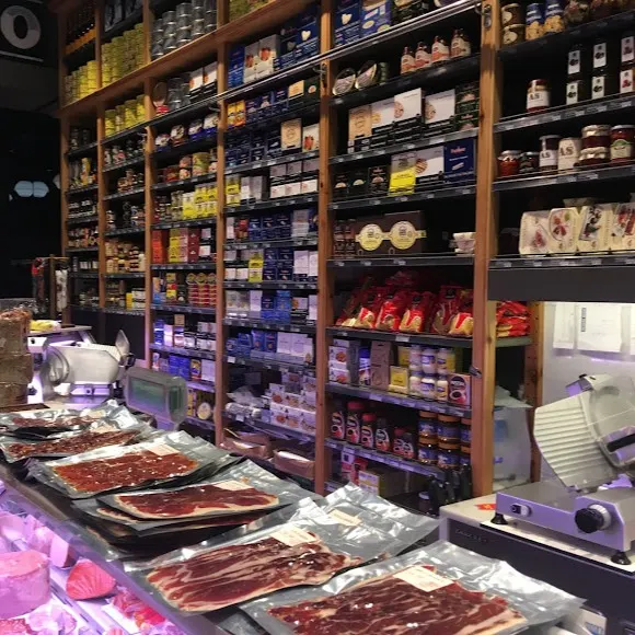 Colmado Quílez ofrece una gran variedad de productos gourmet, desde embutidos hasta conservas, en un ambiente tradicional y acogedor.