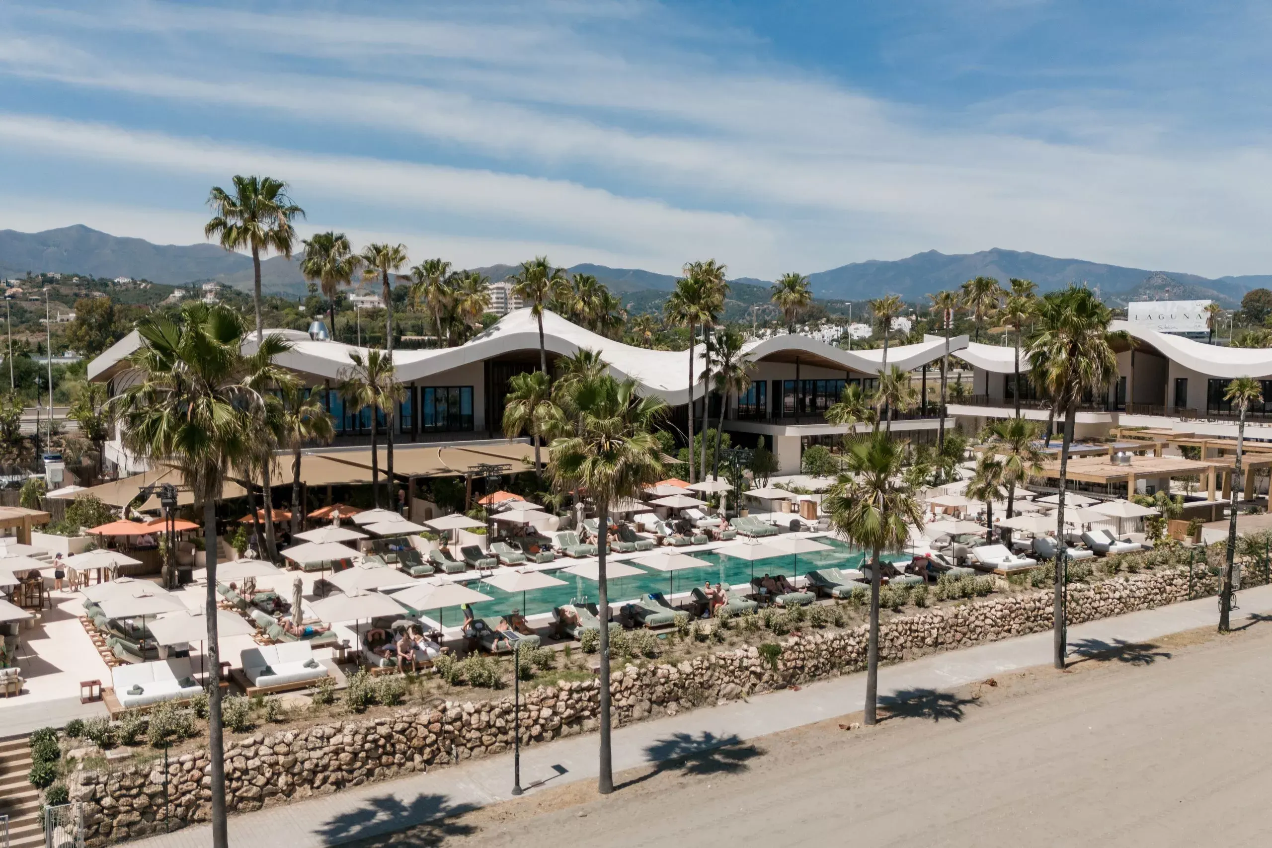 Sublim Beach ofrece exclusividad frente al mar con diseño contemporáneo, piscinas elegantes y un entorno perfecto para el relax.