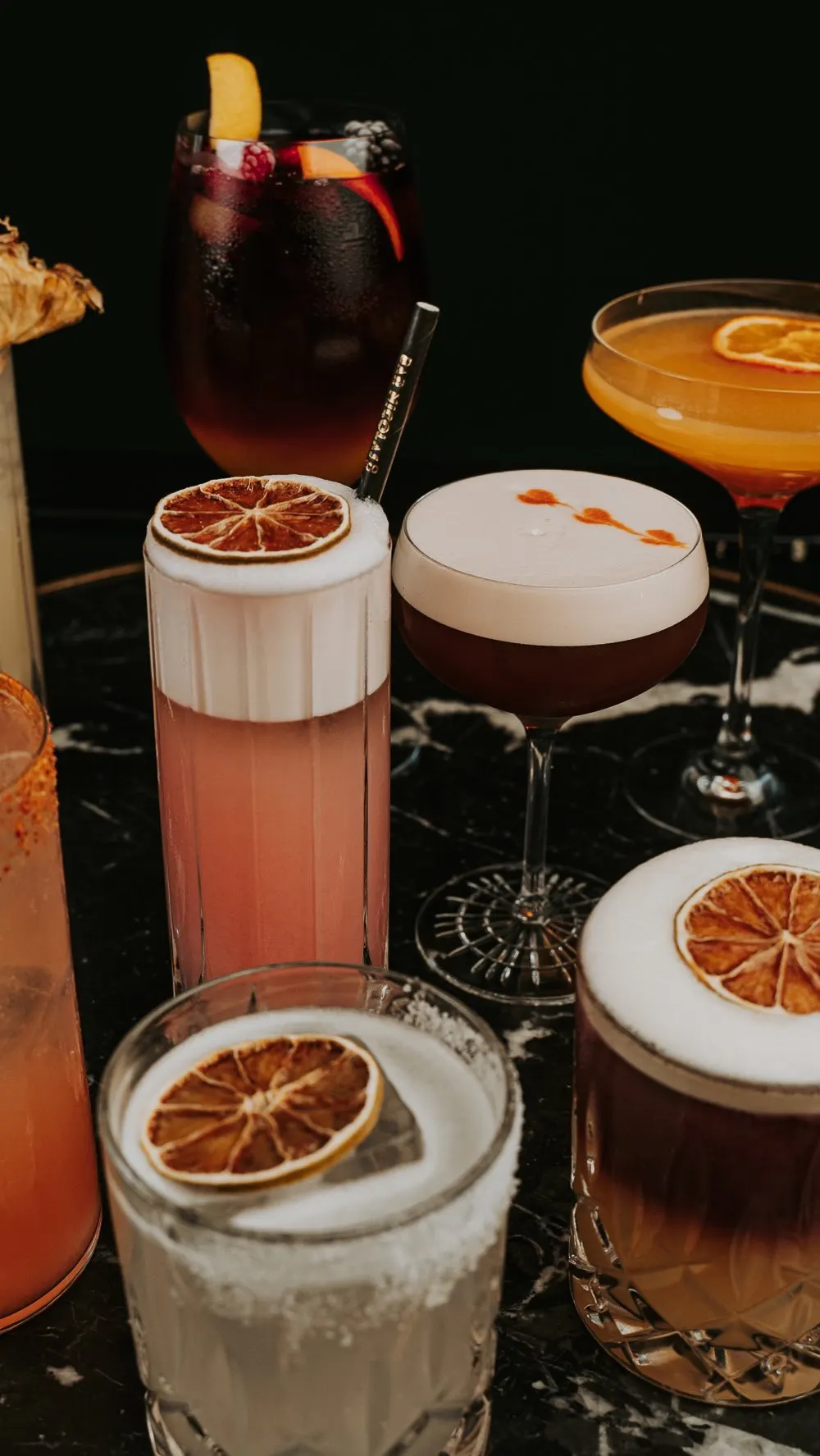 Cócteles artesanales de Bar Nicolás, presentados con frutas y un toque sofisticado, perfectos para disfrutar de una experiencia única.