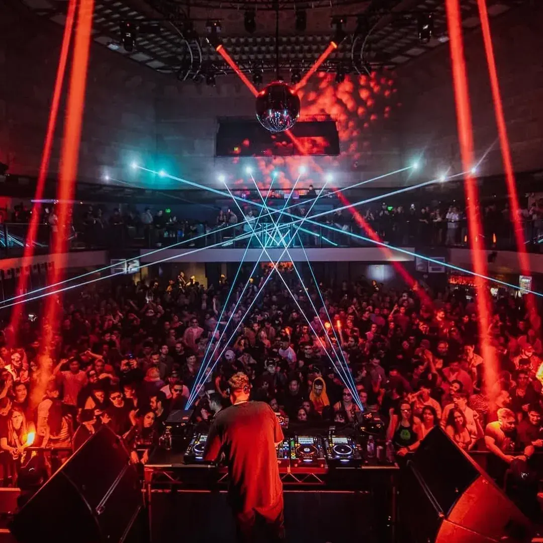 Sala Pandora destaca con su imponente pista central, láseres vibrantes y una atmósfera electrizante diseñada para noches inolvidables.