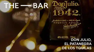 Ambiente festivo con Don Julio 1942 Tequila iluminado, "THE BAR" y "DON JULIO, El 'pata negra' de los tequilas" como textos destacados.