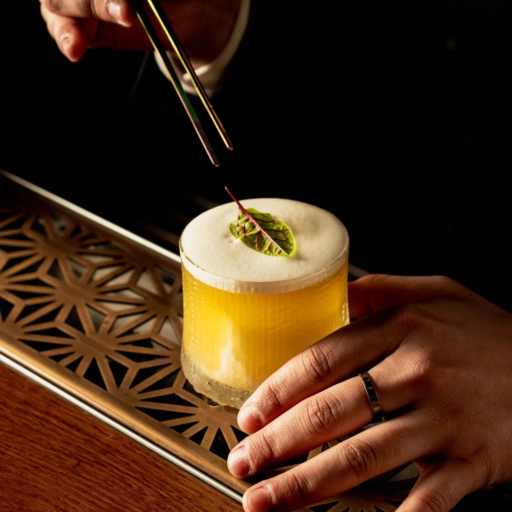 La Destilería de Amazónico ofrece cócteles artesanales de alta gama, como este delicado combinado amarillo, decorado con precisión y detalle.