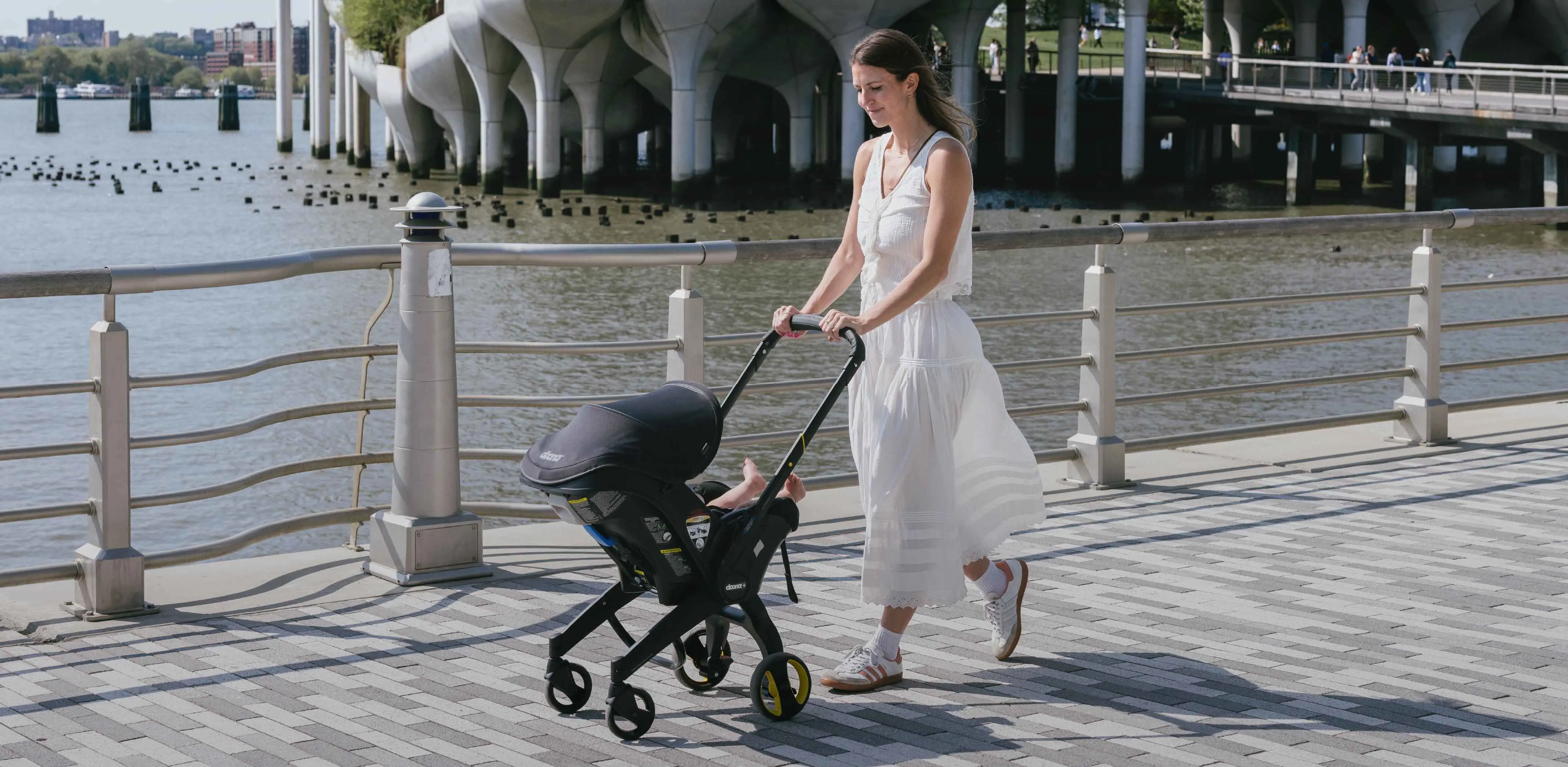 Parent solo avec enfants et poussette dans une grande ville