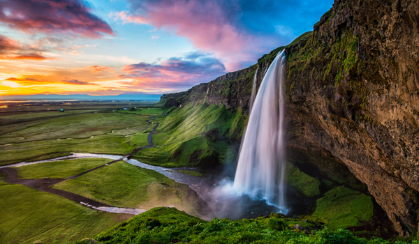 seljalandsfoss waterfall iceland