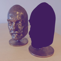 Ein Bronzekopf, bedeckt mit sehr dunkler Farbe von Stuart Semple