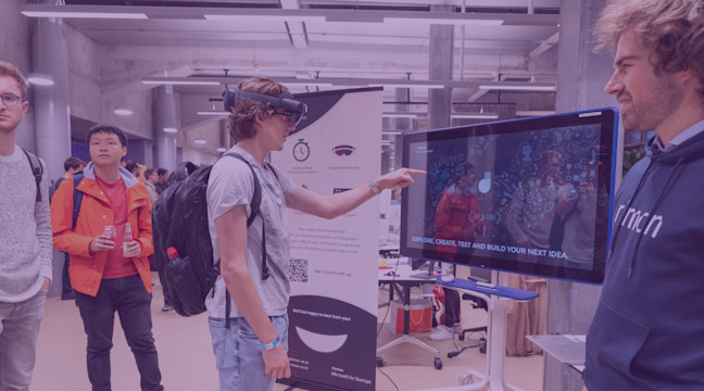 Studierende, die an einem innovativen Material arbeiten