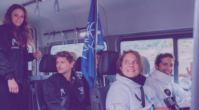 Die analogen Austronauten bewegen sich in einem Bus