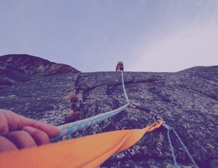 Eine Person klettert eine Wand hoch