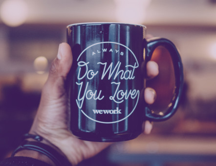 Eine WeWork-Tasse mit der Aufschrift "Do what you love".