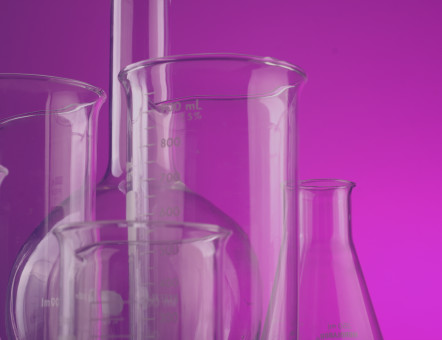 Laborausrüstung vor rosa Hintergrund