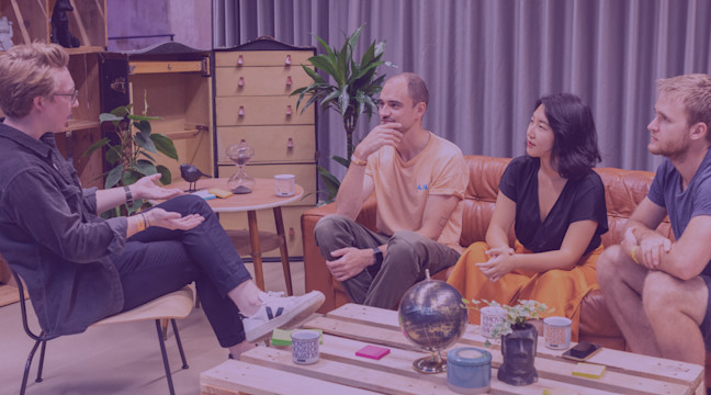 Eine Gruppe von Menschen im Student Project House Zürich, die diskutieren