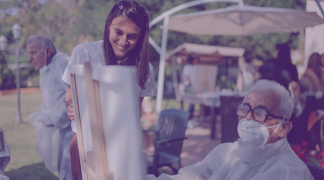 Ein mädchen, das mit einem älteren Mann malt