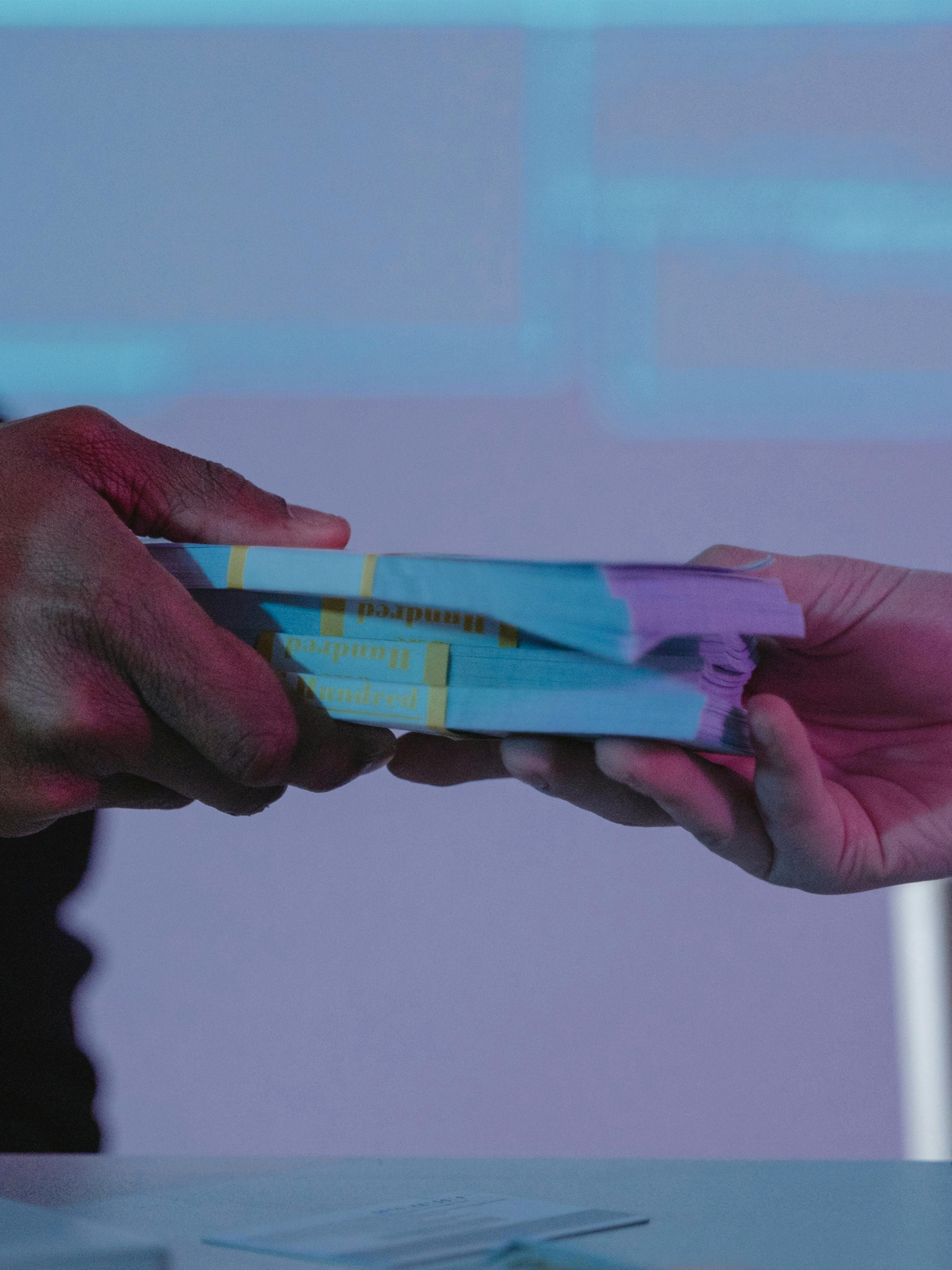 Zwei Hände und Geldübergabe