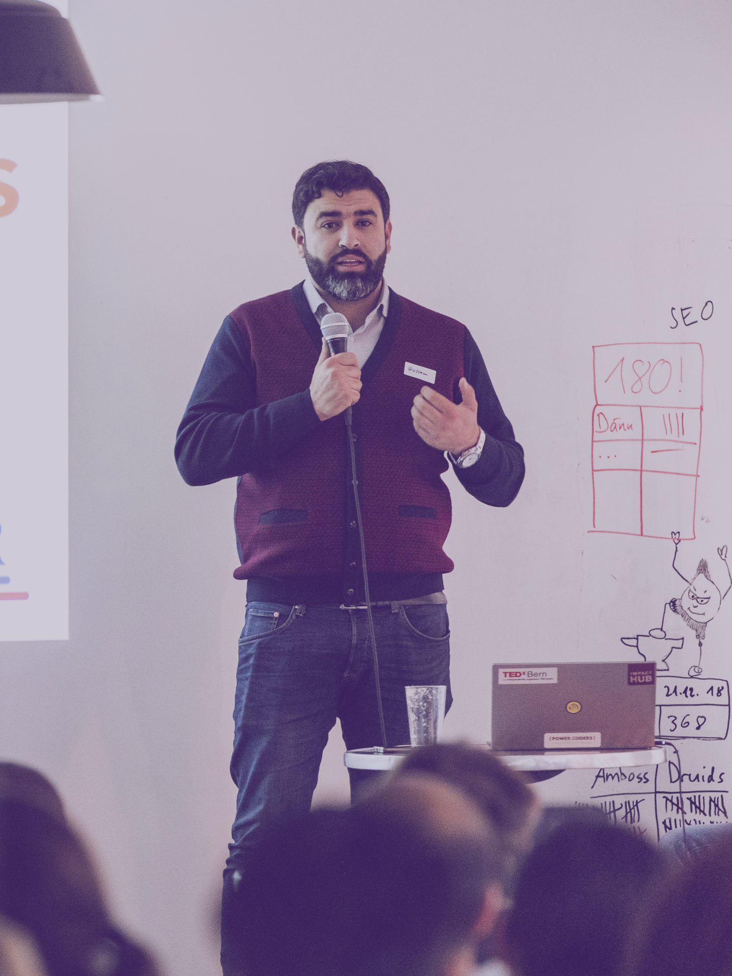 Hussam Allaham hält einen vortrag