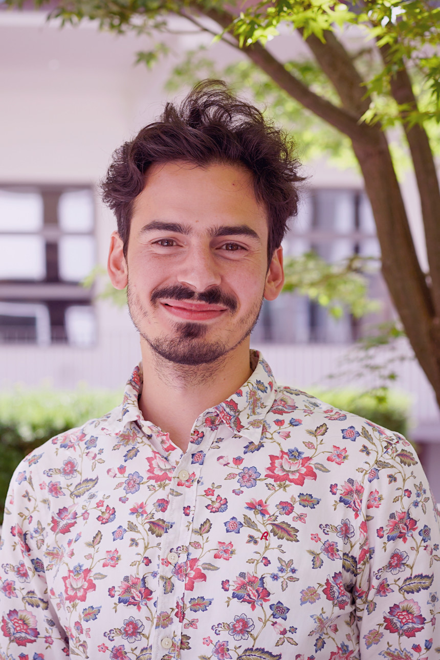 Header image: Pablo Villars steht vor einem Baum