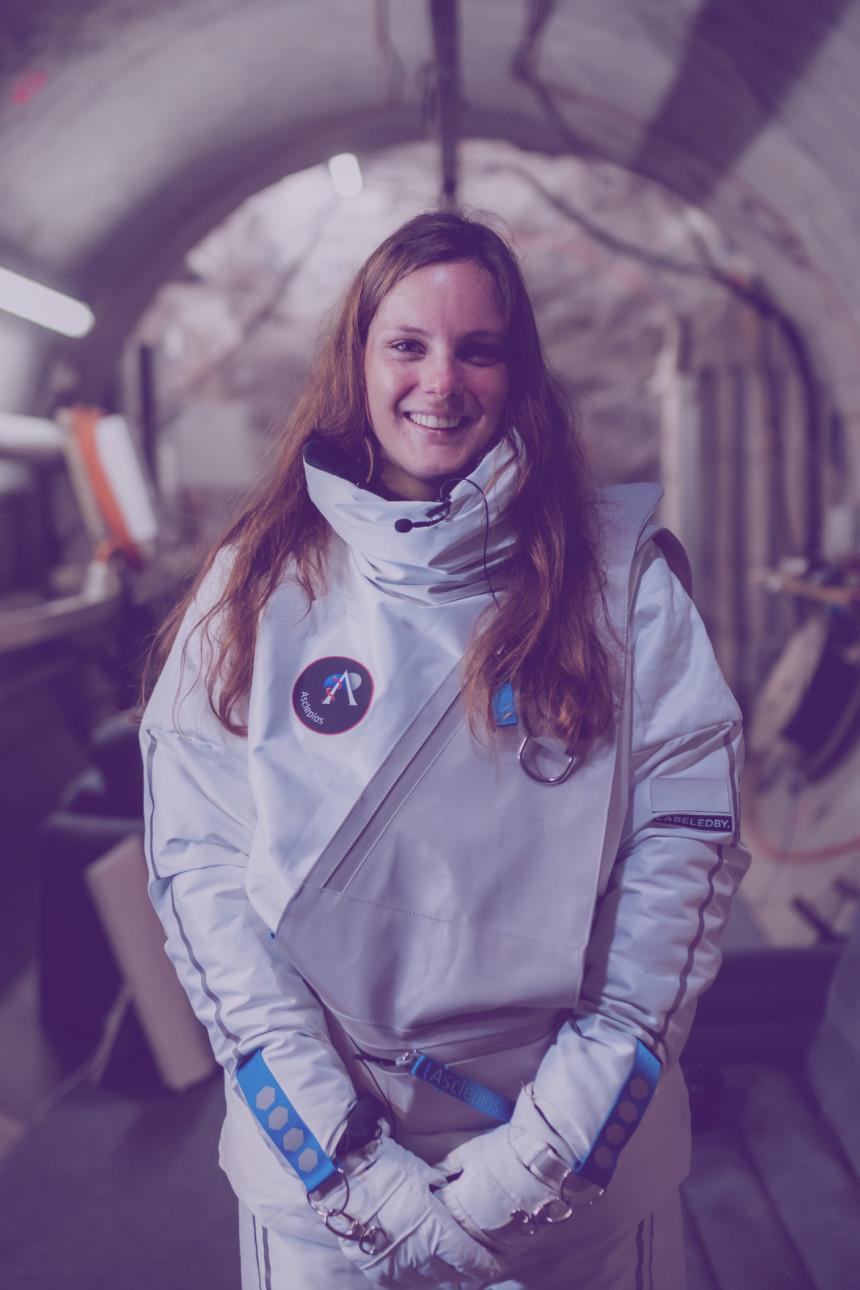 Eleonore Poli im Astronaut-Outfit