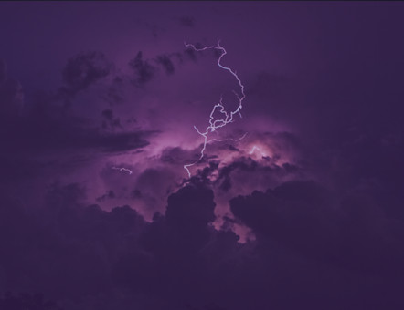 Ein Blitz einem lila gefärbten Himmel