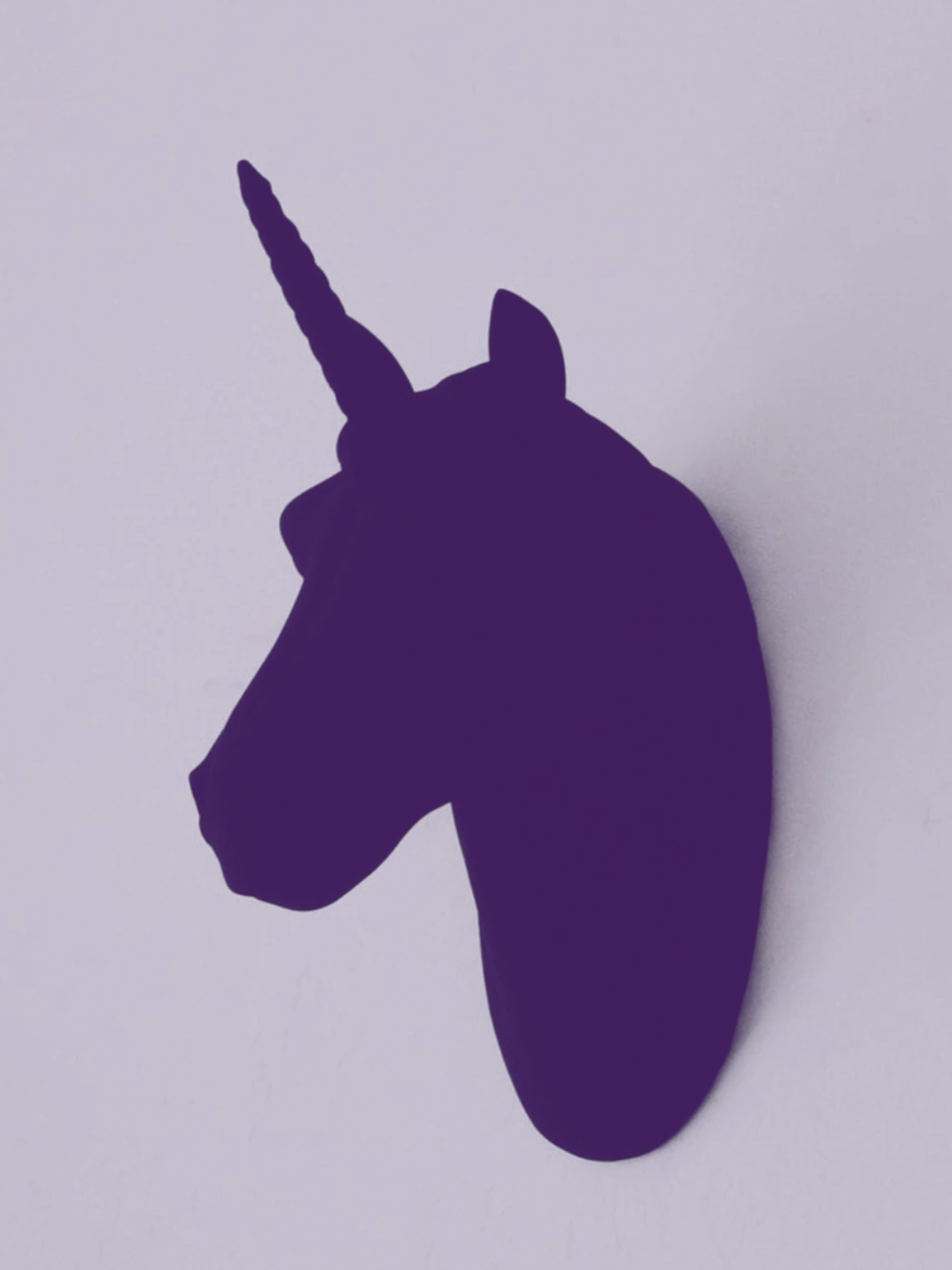 Ein Einhorn-Kopf in schwarzer Farbe von Stuart Semple