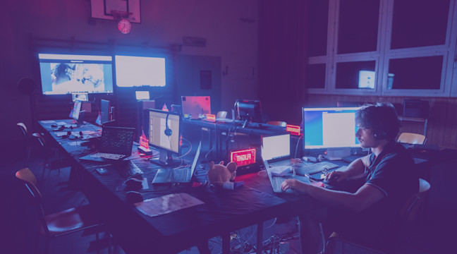 Bildschirme und Computer im analogen Kontrollraum der Astronauten