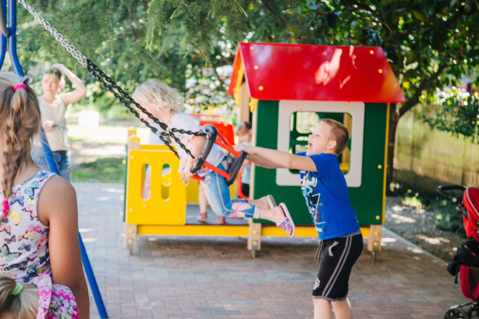 Детская площадка - качели