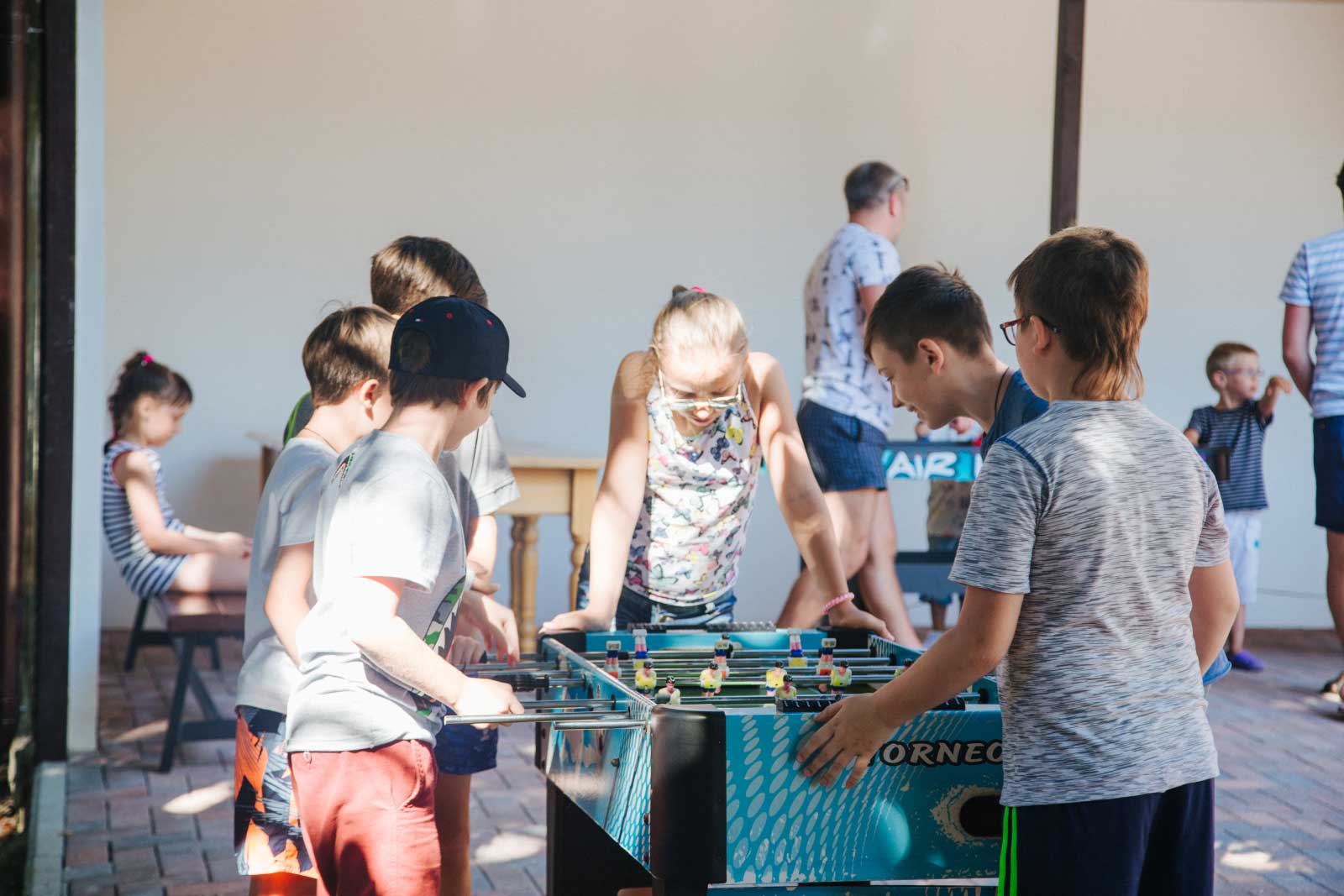 Детская площадка - игра в настольный футбол