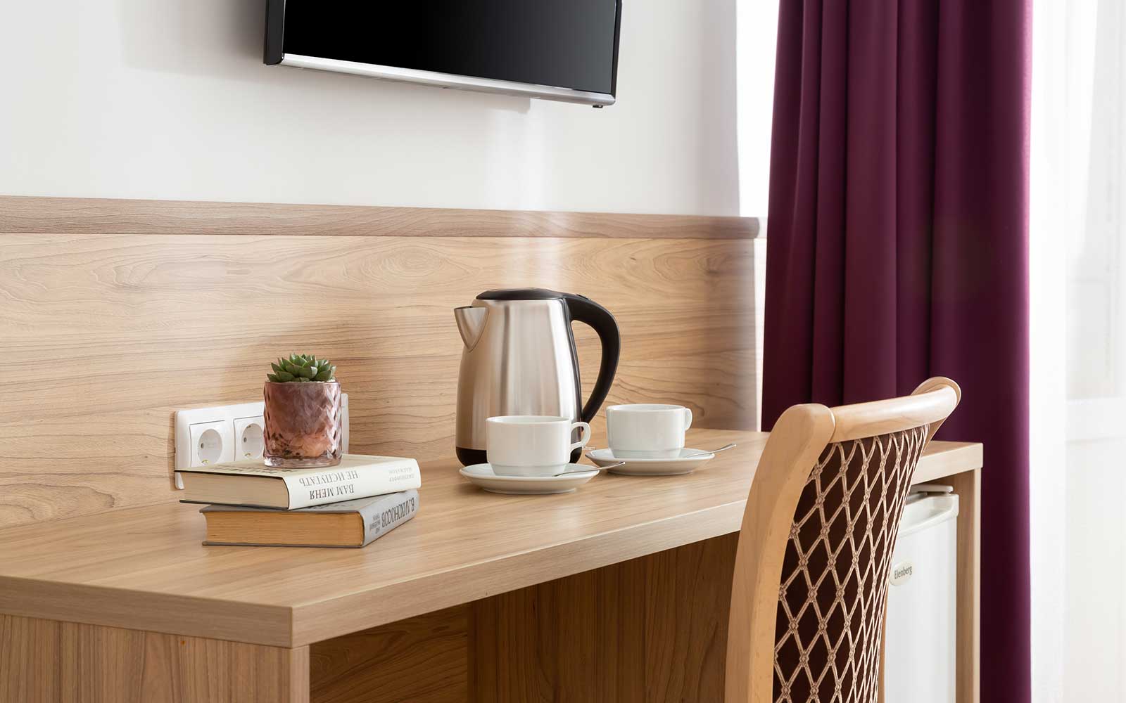 Номер Улучшенный, стол