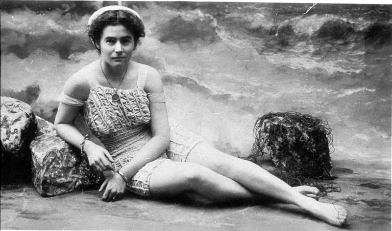 Beatrice_Kerr_posing_in_costume