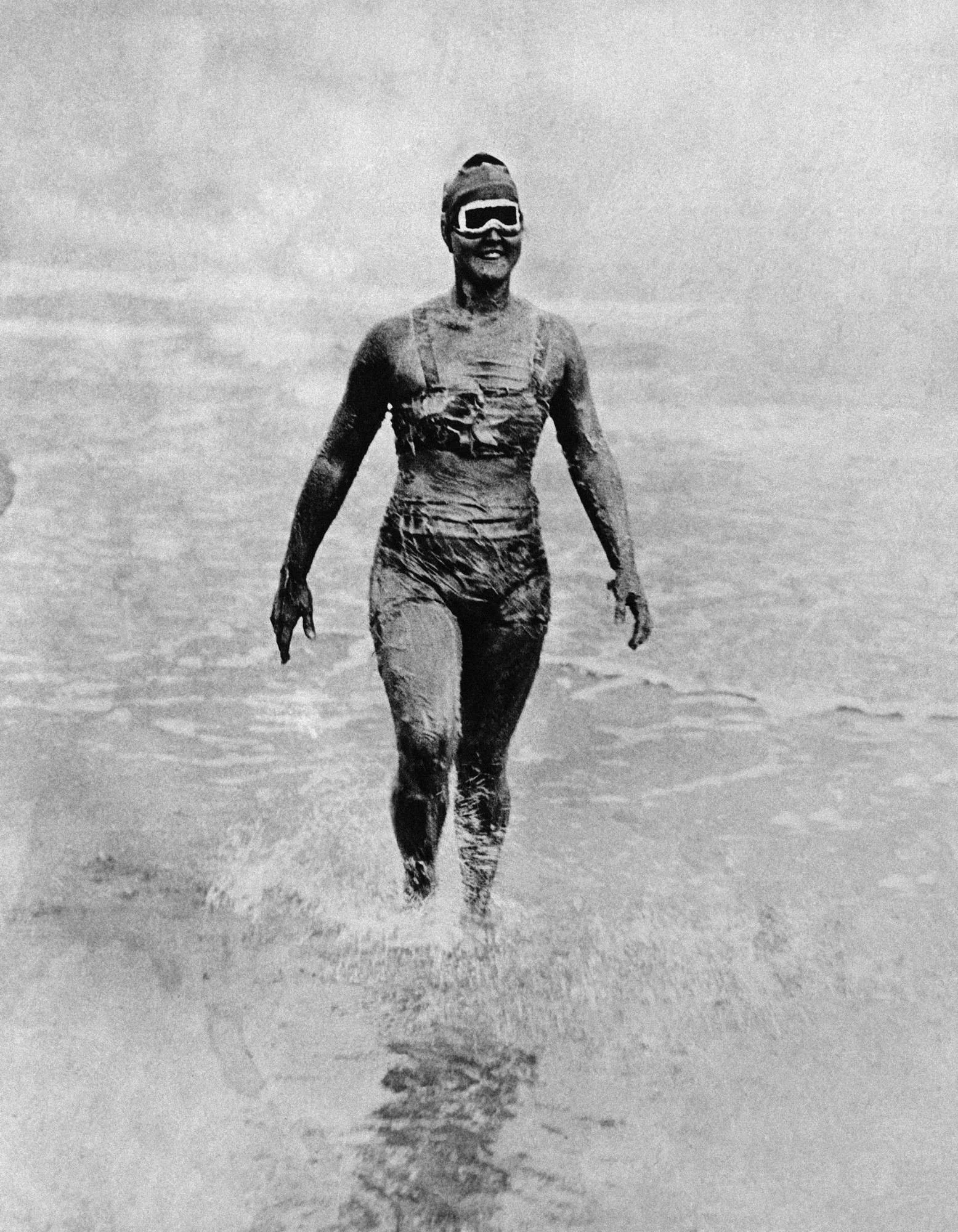 Gertrude Ederle Swims the English Channel