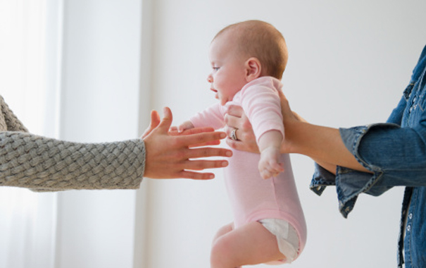 3-tips-to-help-your-baby-feel-comfortable-around-strangers