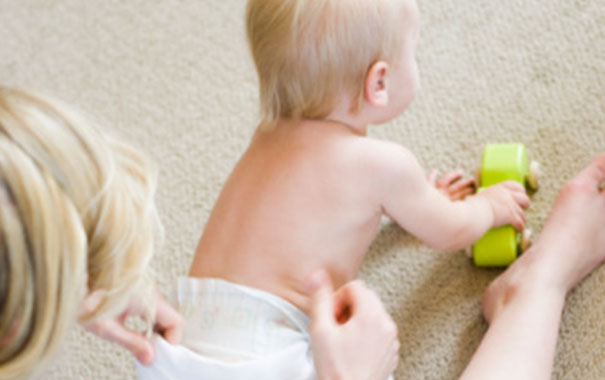 Zo-leert-je-baby-sneller-kruipen development-and-key-milestonescrawling-101-why-tummy-time-is-important