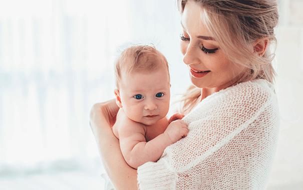 Categorie doel kwaad Een twee maanden oude baby: Blij om een vertrouwd gezicht te zien