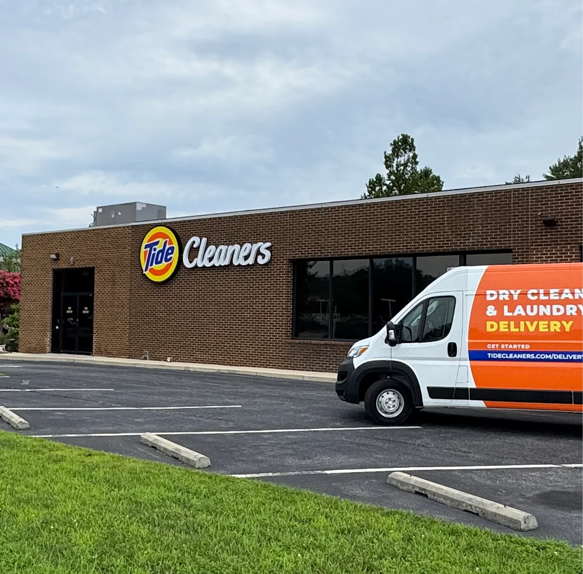 Exterior of a Tide Cleaners store in Maryland