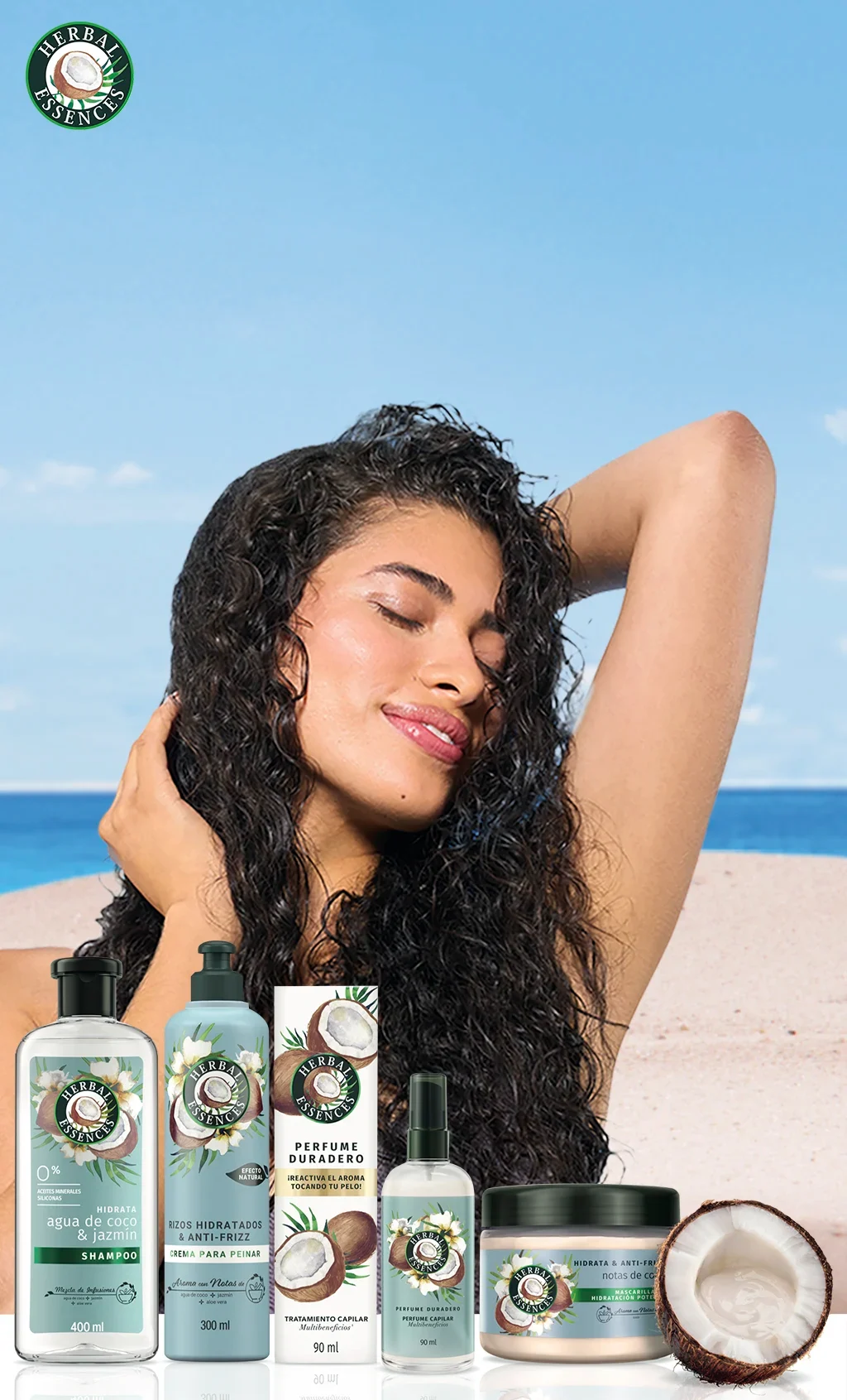 Mujer con cabello crespo en la playa, con la colección completa de Agua de Coco