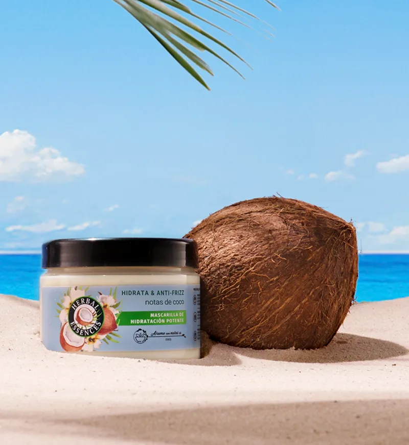 La mascarilla Hidratación potente en una playa junto con un coco
