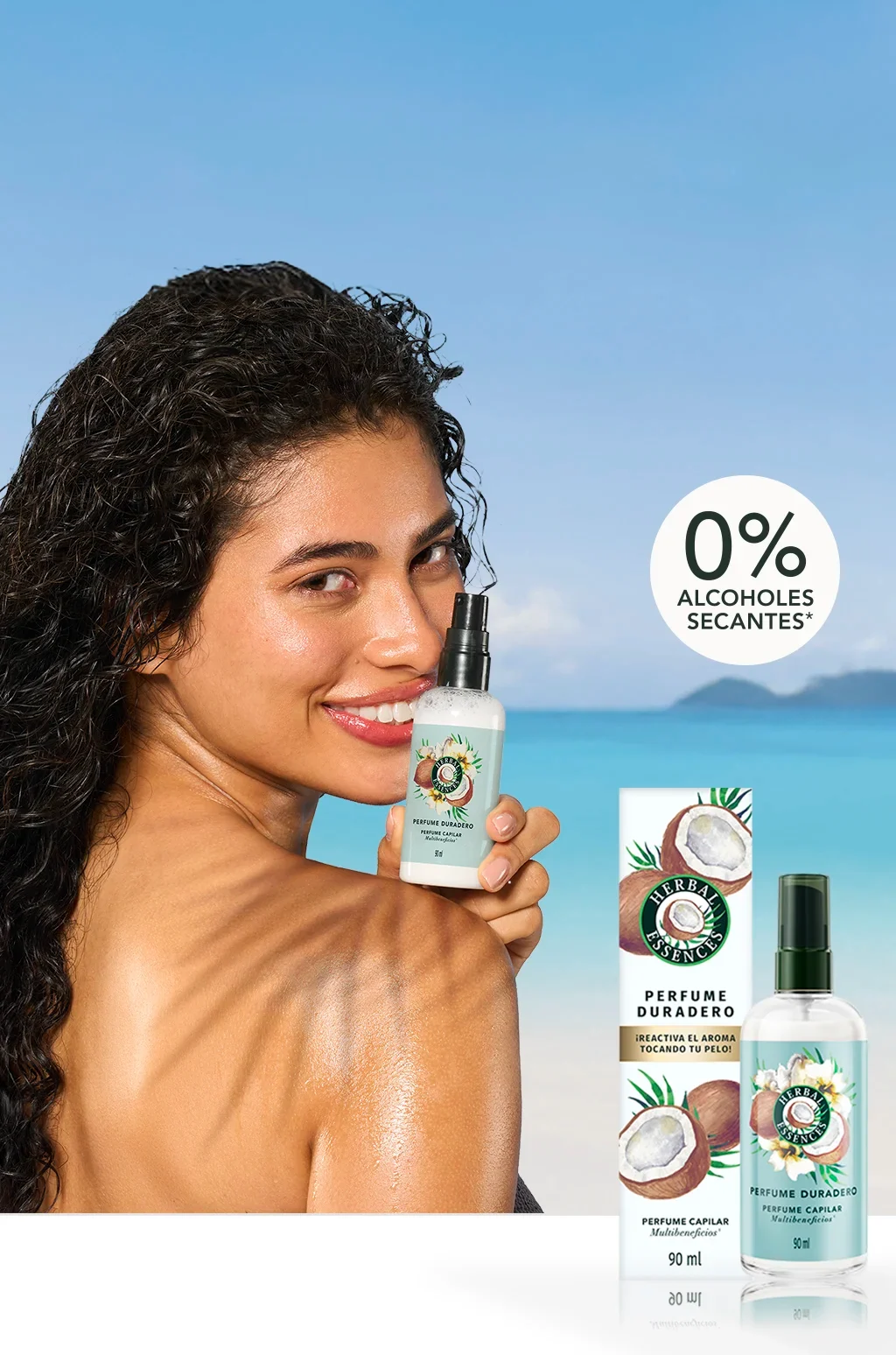 Mujer con cabello crespo en la playa sosteniendo el Perfume Capilar Multibeneficios de Herbal Essences