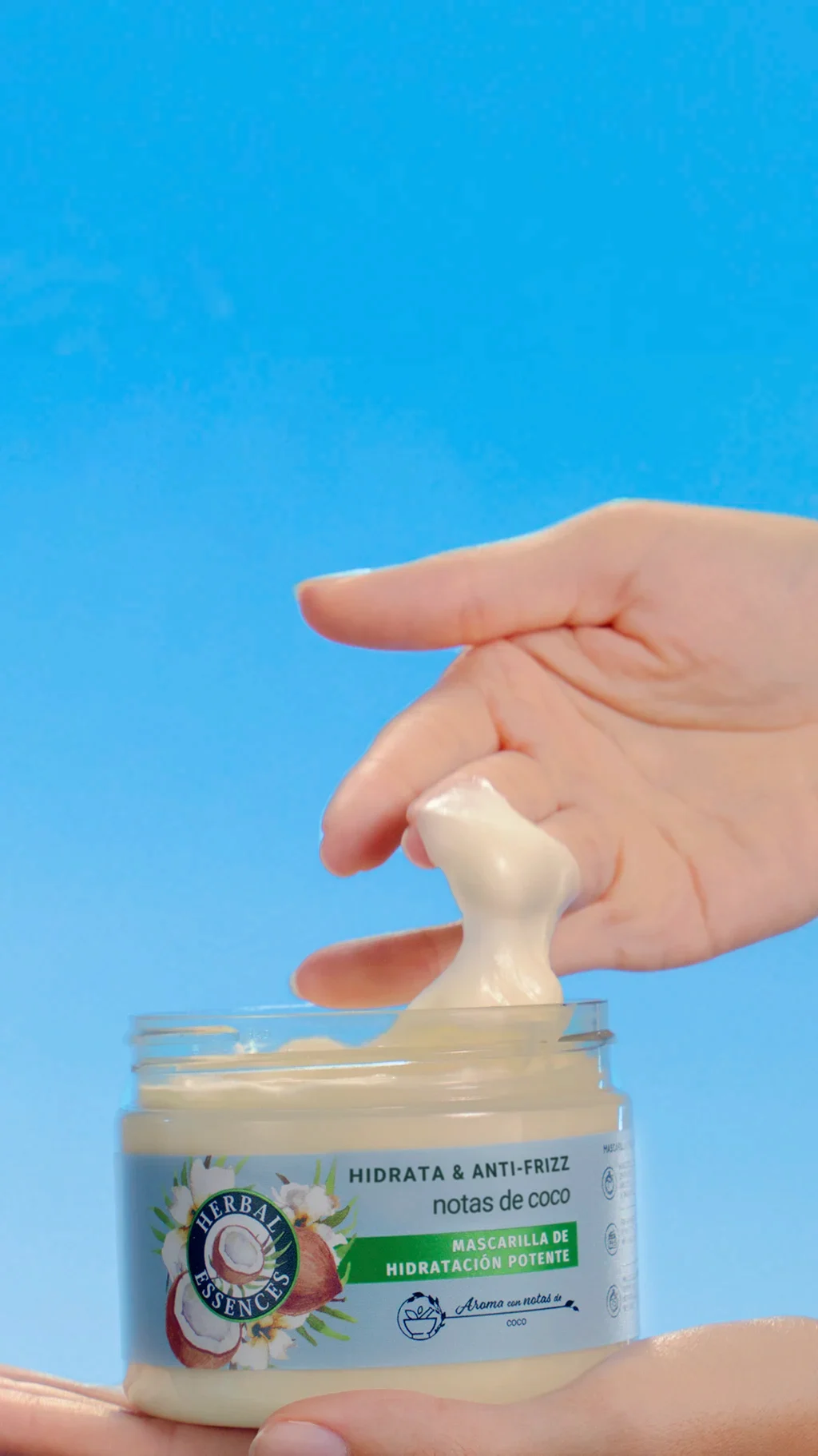 Una mano sacando una parte del producto de Mascarilla Capilar Hidratación Potente