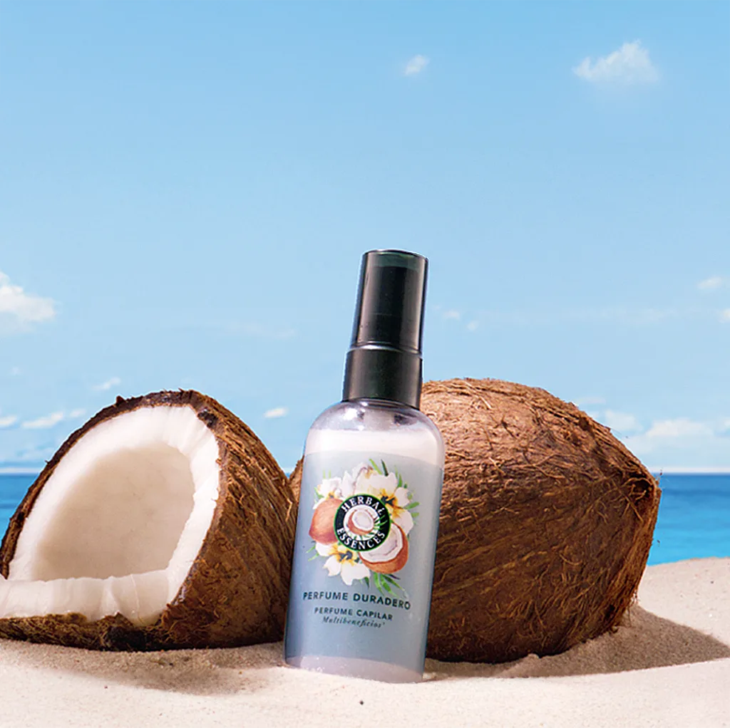 El perfume Duradero Multibeneficios junto a unos cocos en la playa