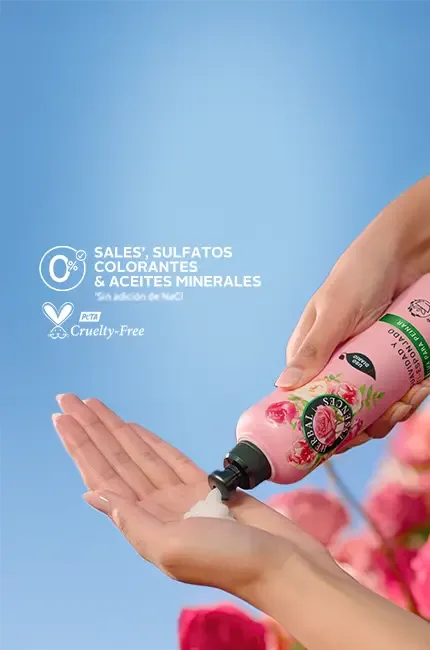 Aplicación de crema para peinar Herbal Essences. Promete suavidad, control de frizz y sin sales ni sulfatos