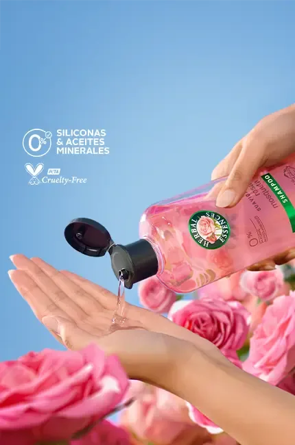 Imagen de producto: Aplicación de shampoo Herbal Essences. Limpia, suaviza y perfuma. Sin siliconas ni aceites minerales.