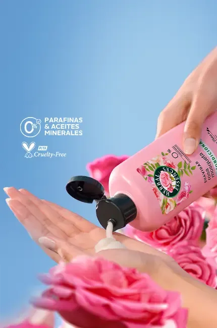 Aplicación de acondicionador Herbal Essences. Promete suavidad y brillo. Sin parafinas ni aceites minerales.