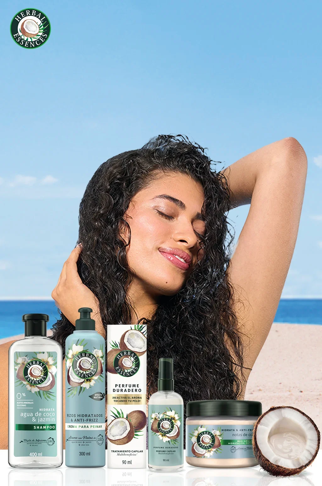 Mujer con cabello crespo en la playa, junto a la colección completa de agua de coco