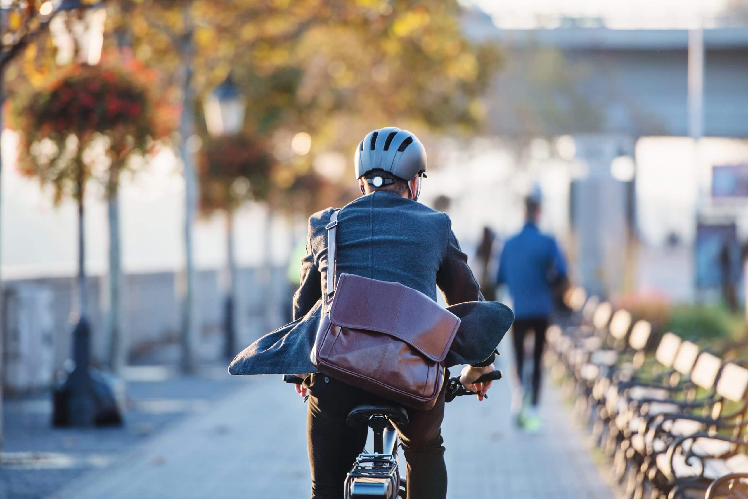 Bicicleta eléctrica en la ciudad