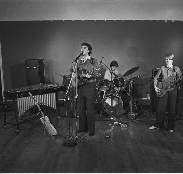 The Talking Heads live performance at The Kitchen, 1976. Photo by Kathy Landman. 
