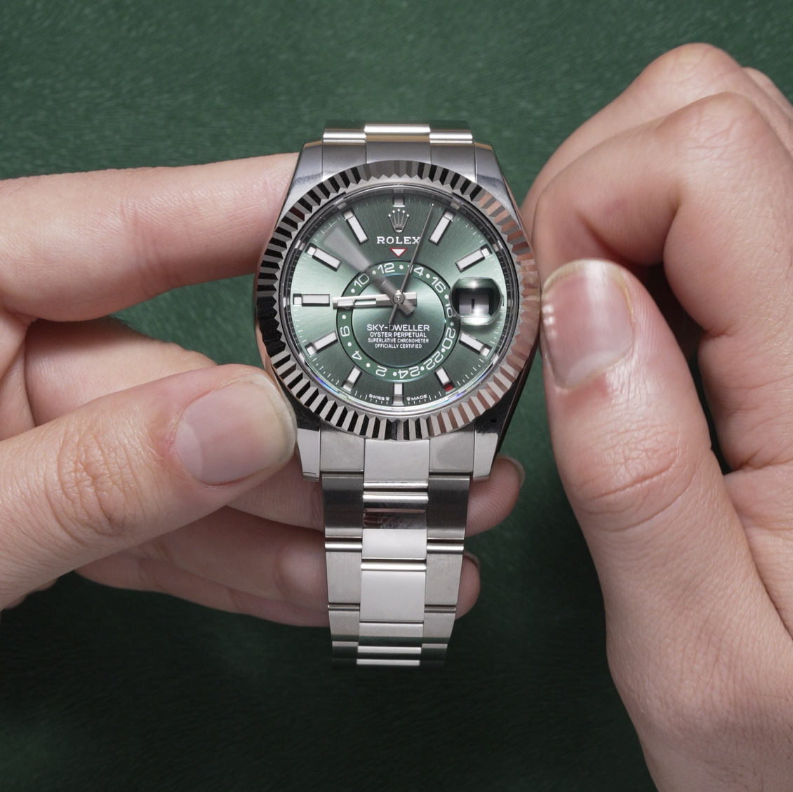 How to use the Rolex Sky-Dweller