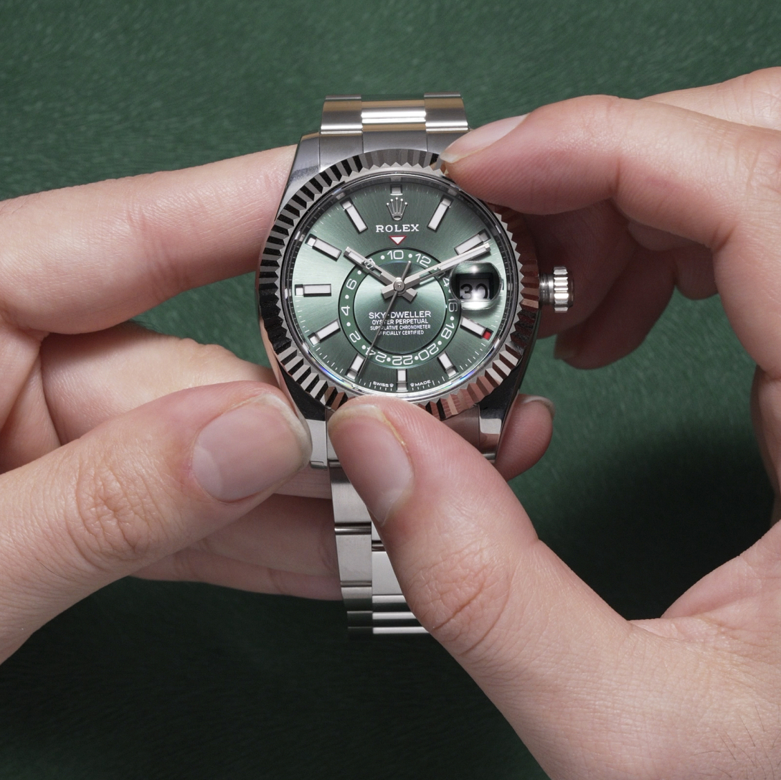 How to use the Rolex Sky-Dweller