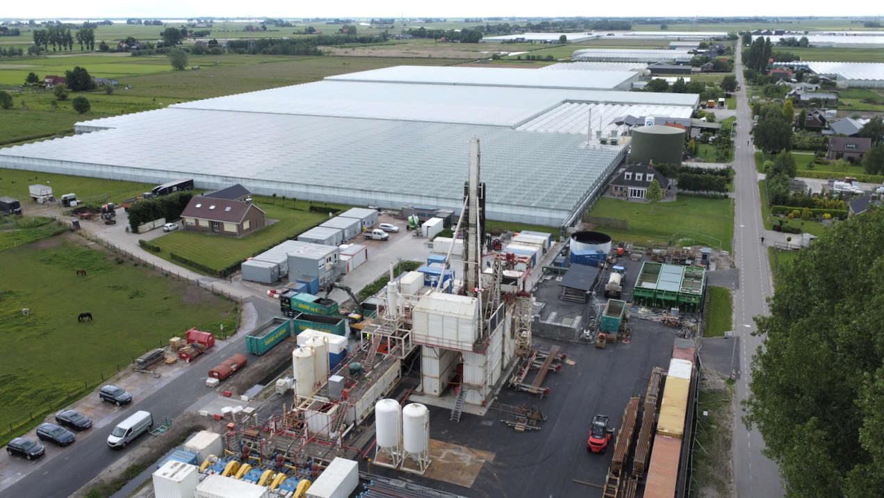 Figure: Drilling of the geothermal boreholes in Koekoekspolder. Greenhouses of the horticultural area visible in the background.