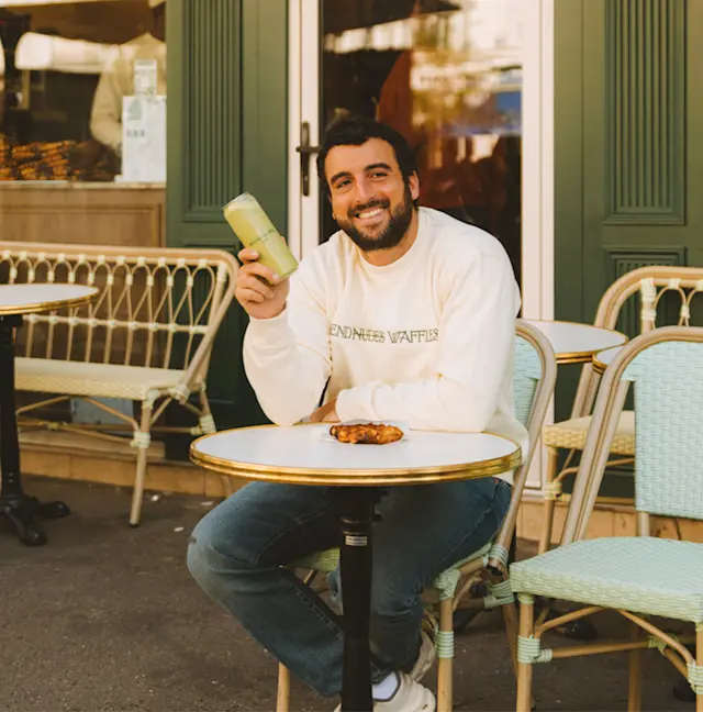 Rencontre avec Moïse Sfez, le roi de la fast-good parisienne, s’installe au rez-de-chaussé du Gourmet avec Homer Café.  