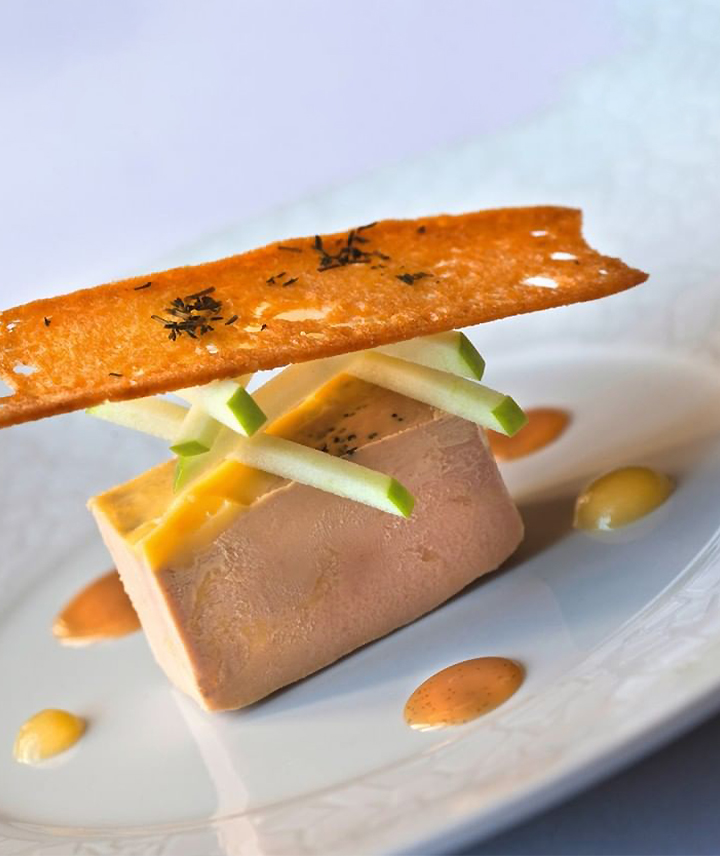 Coffret cadeau planche snack avec saucisson sec et terrine de canard au  foie gras de